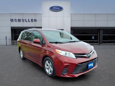 Used 2019 Toyota Sienna LE FWD image 3