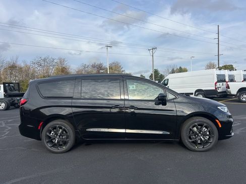 New 2026 Chrysler Pacifica Limited w/ S Appearance Package image 8