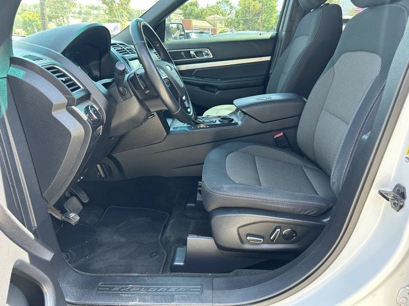 Used 2017 Ford Explorer XLT w/ Equipment Group 201A FWD image 6