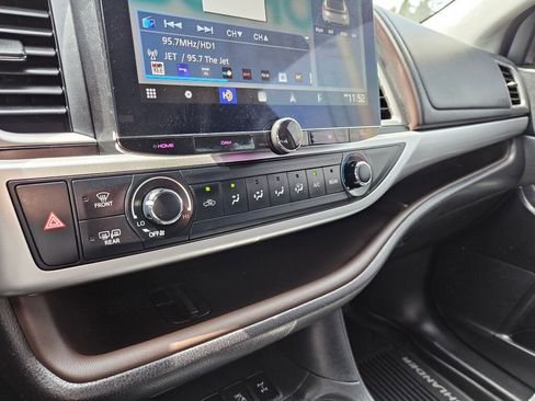 Used 2017 Toyota Highlander LE AWD/4WD image 24