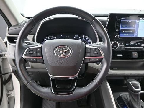 Used 2021 Toyota Highlander XLE AWD/4WD image 5