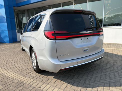 Used 2023 Chrysler Pacifica Touring-L FWD image 3