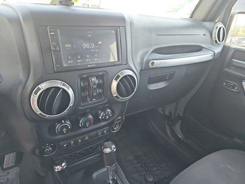 Used 2015 Jeep Wrangler Unlimited Sahara w/ Connectivity Group AWD/4WD image 20