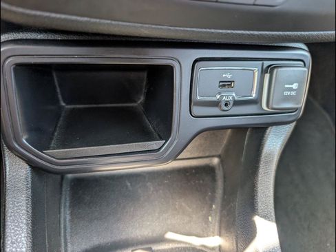 Used 2018 Jeep Renegade Latitude FWD image 16