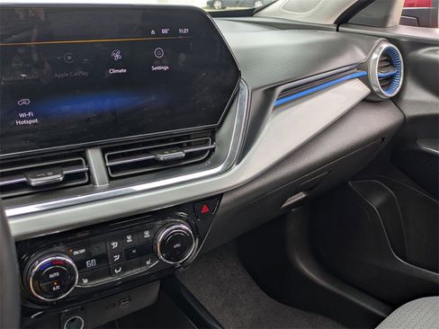 Used 2025 Chevrolet Trax LT w/ LT Convenience Package image 15