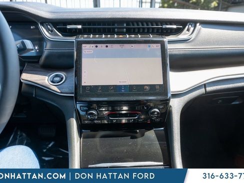 Used 2023 Jeep Grand Cherokee L Limited AWD/4WD image 8