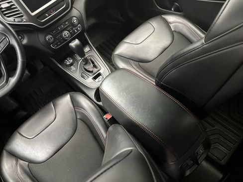 Used 2019 Jeep Cherokee Trailhawk w/ Cold Weather Group AWD/4WD image 25