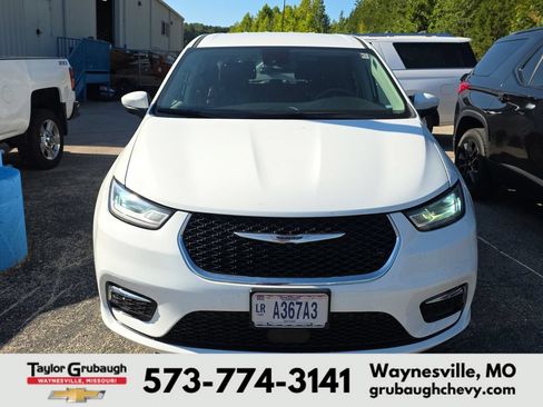 Used 2023 Chrysler Pacifica Touring-L FWD image 2