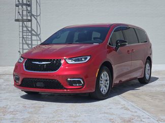 New 2026 Chrysler Pacifica Select video 2