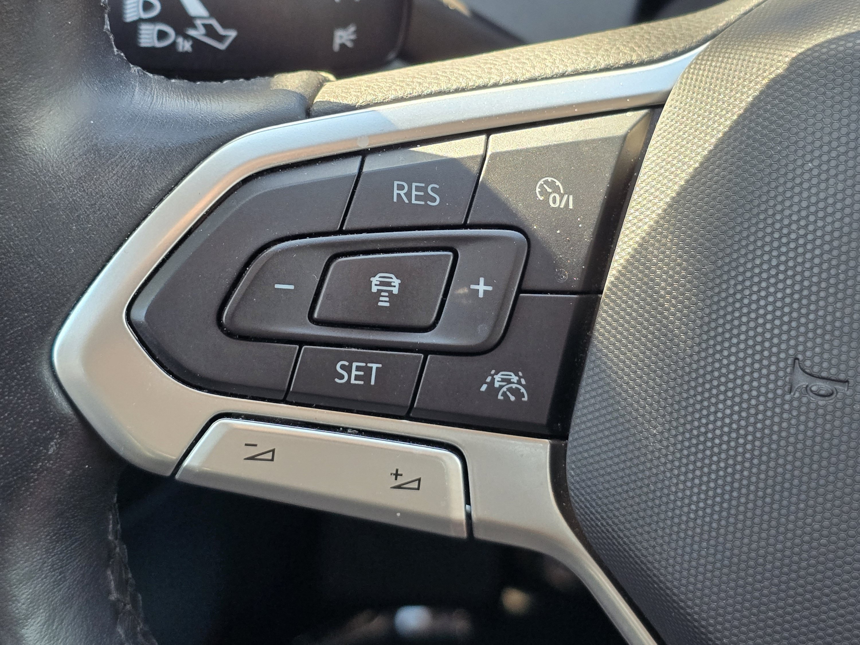 Used 2025 Volkswagen Jetta SE FWD image 15