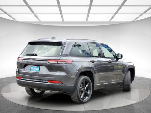 Used 2023 Jeep Grand Cherokee Altitude image 5