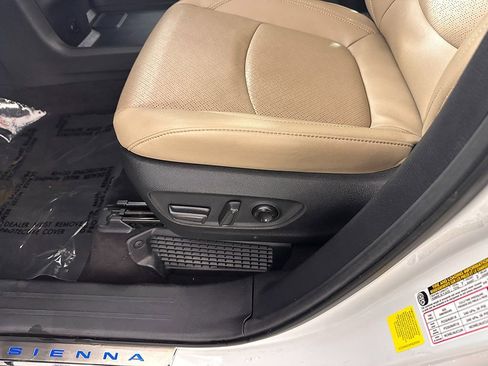 Used 2024 Toyota Sienna Limited FWD image 30