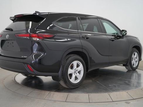 Used 2024 Toyota Highlander LE AWD/4WD image 7