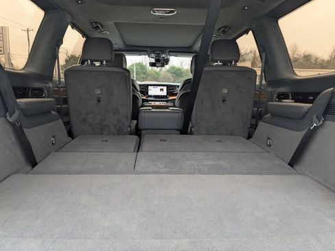 Used 2024 Jeep Grand Wagoneer Series III AWD/4WD image 31