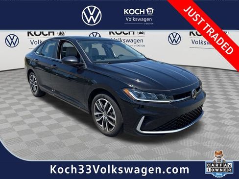 Used 2025 Volkswagen Jetta SE FWD image 1
