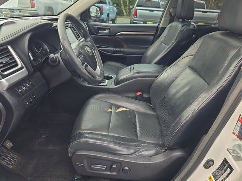 Used 2014 Toyota Highlander Limited Platinum image 16