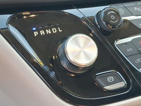 Used 2024 Chrysler Pacifica Touring-L FWD image 15