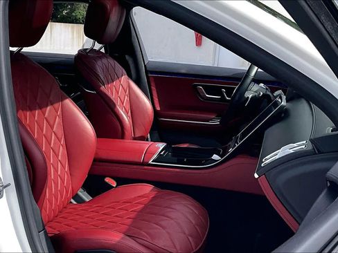 Used 2022 Mercedes-Benz S 580 4MATIC Sedan w/ AMG Line Package image 9