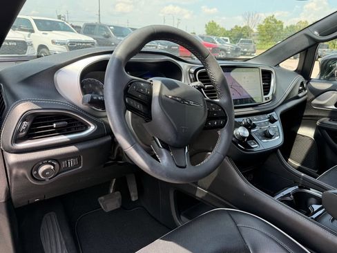 Used 2025 Chrysler Pacifica Limited FWD image 11