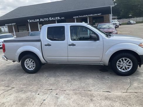 Used 2018 Nissan Frontier SV RWD image 2