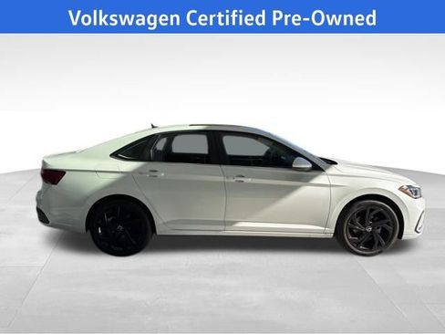 Certified 2025 Volkswagen Jetta SE image 10