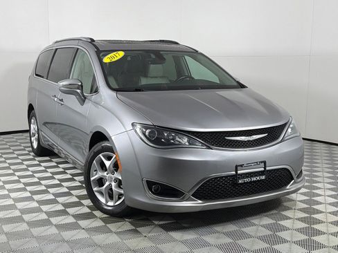 Used 2017 Chrysler Pacifica Limited FWD image 2