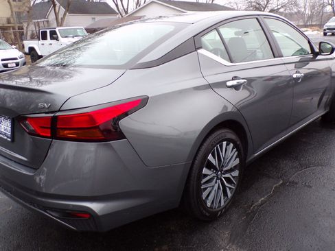 Used 2024 Nissan Altima 2.5 SV image 2
