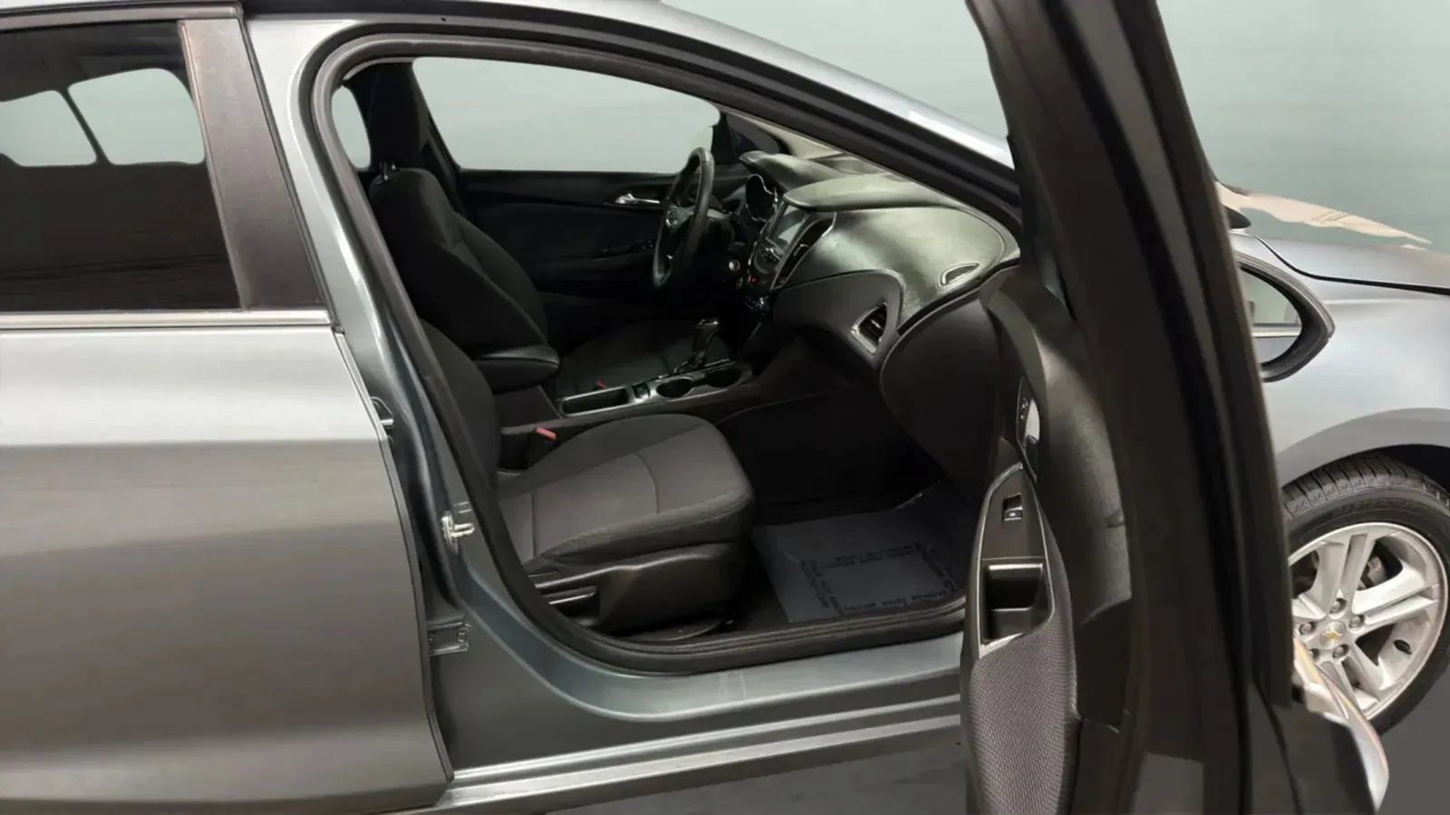 Used 2018 Chevrolet Cruze LT FWD image 21