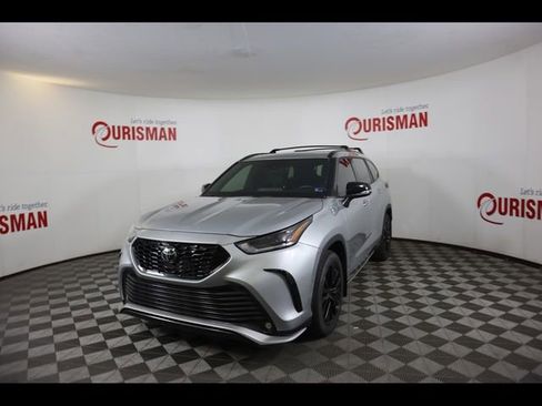 Used 2023 Toyota Highlander XSE FWD image 2