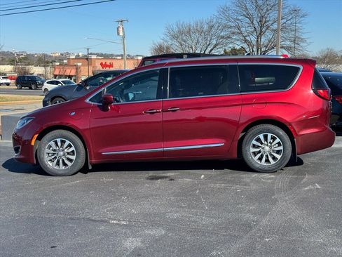 Used 2020 Chrysler Pacifica Touring-L image 6
