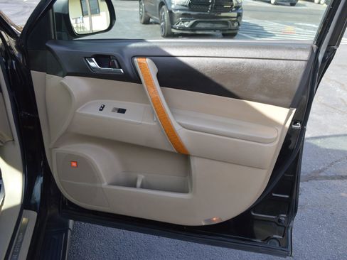 Used 2010 Toyota Highlander Limited image 18