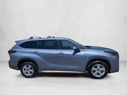 Used 2021 Toyota Highlander LE FWD image 4