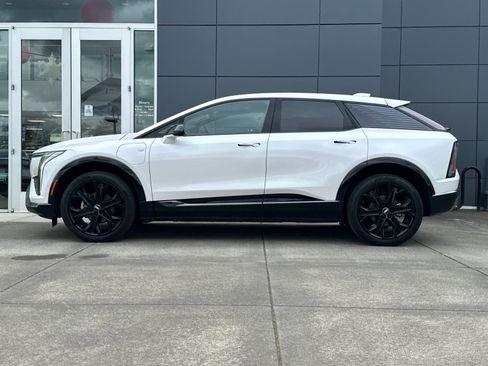 Used 2025 Cadillac Optiq Sport 1 w/ LPO, ONYX Package image 6