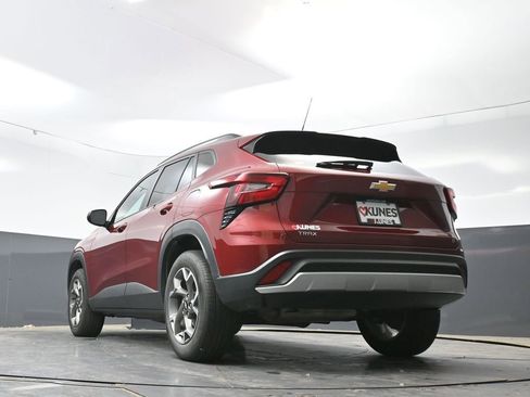 Used 2025 Chevrolet Trax LT FWD image 57