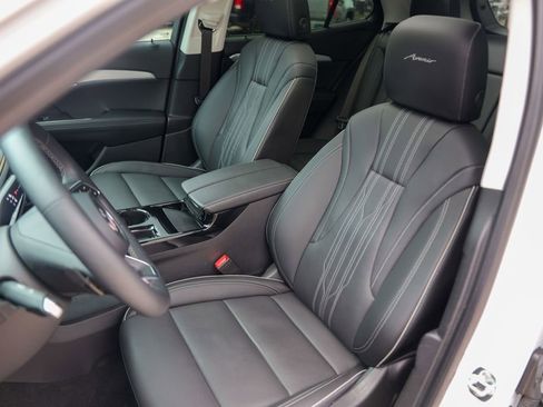 Used 2025 Buick Envision Avenir AWD/4WD image 13