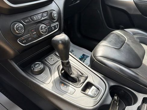 Used 2019 Jeep Cherokee Latitude Plus w/ Comfort/Convenience Group AWD/4WD image 44