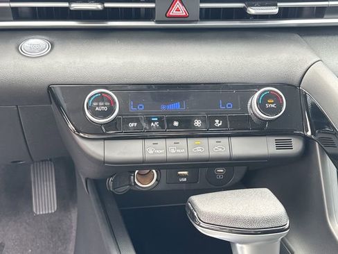 Used 2025 Hyundai Elantra Blue image 23