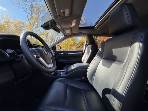 Used 2017 Toyota Highlander XLE image 27