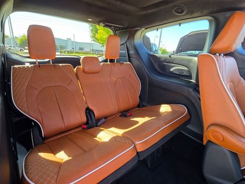 New 2026 Chrysler Pacifica Pinnacle image 15