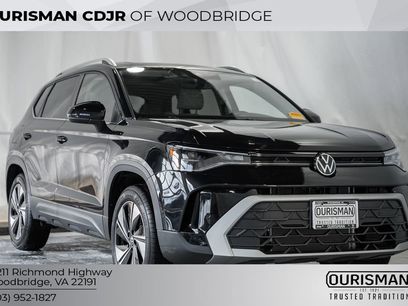 Used 2025 Volkswagen Taos SE w/ Panoramic Sunroof Package