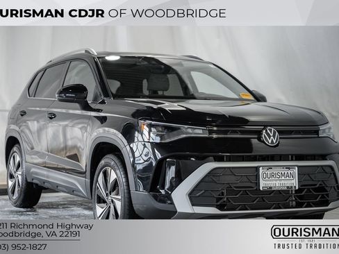 Used 2025 Volkswagen Taos SE w/ Panoramic Sunroof Package image 1