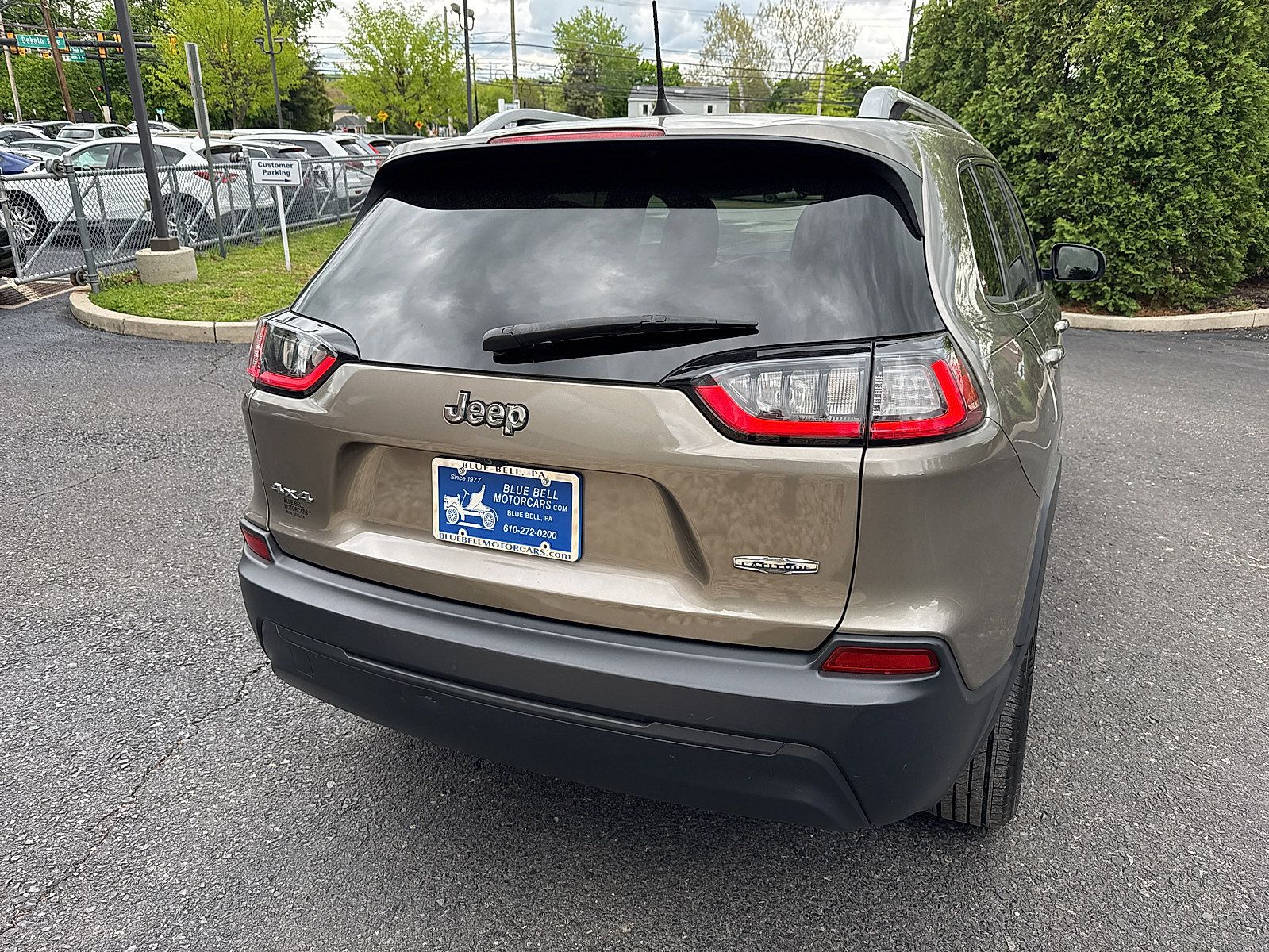 Used 2019 Jeep Cherokee Latitude w/ Cold Weather Group AWD/4WD image 9