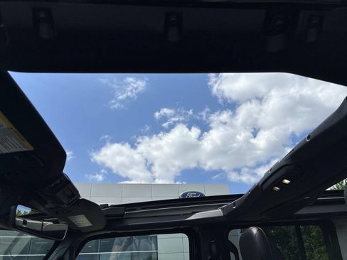 Used 2024 Jeep Wrangler Unlimited Sahara w/ Technology Group AWD/4WD image 25
