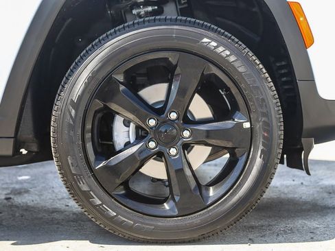 New 2025 Jeep Grand Cherokee Altitude image 11