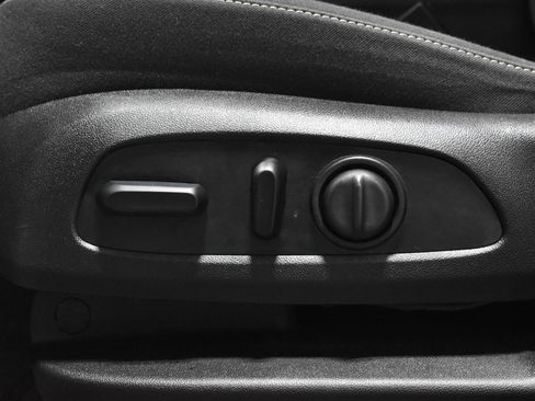 Used 2023 GMC Acadia SLE w/ Driver Convenience Package image 4