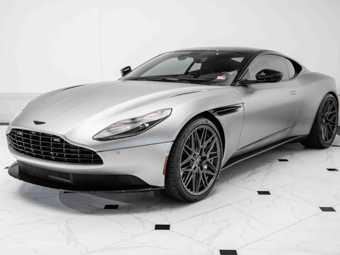 Used 2023 Aston Martin DB11 Coupe image 29