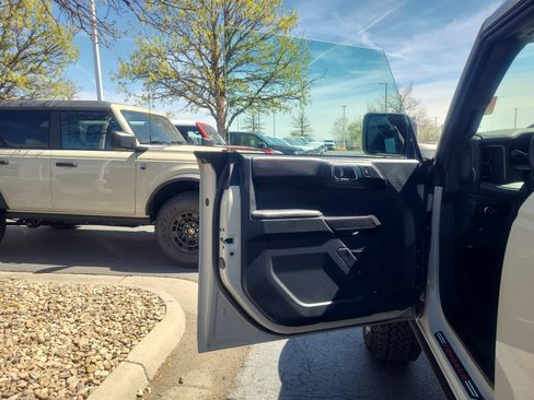 Used 2025 Ford Bronco Badlands image 13