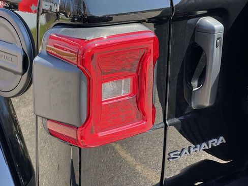 Used 2025 Jeep Wrangler Unlimited Sahara AWD/4WD image 9