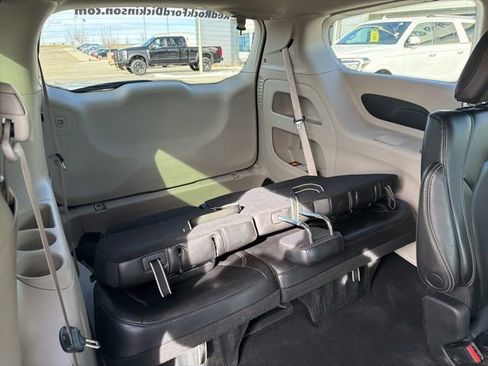 Used 2023 Chrysler Pacifica Touring-L image 13
