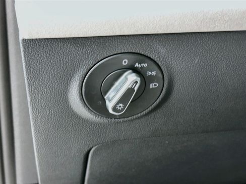 Used 2025 Volkswagen Taos SE FWD image 17